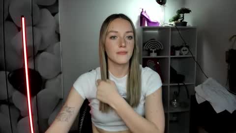 Snapshot of evelynblond chatting on January 15, 2026, 2:32 pm evelynblond online show from January 15, 2026, 2:32 pm