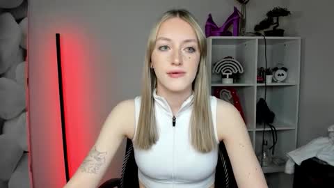 Snapshot of evelynblond chatting on February 20, 2026, 6:37 am evelynblond online show from February 20, 2026, 6:37 am