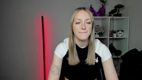 Snapshot of evelynblond chatting on March 9, 2026, 6:28 am evelynblond online show from March 9, 2026, 6:28 am