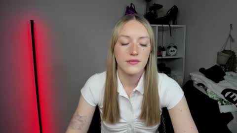 evelynblond online show from April 17, 2026, 5:54 am