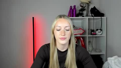 evelynblond online show from June 2, 2026, 12:40 pm