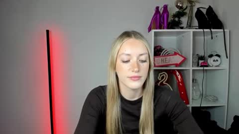 evelynblond online show from June 8, 2026, 12:38 pm