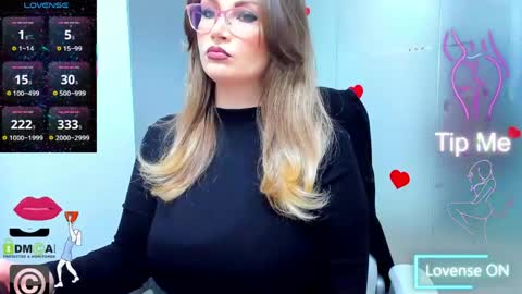 evelyne_rose online show from April 19, 2026, 3:39 am