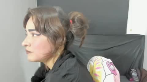 Evelyne online show from April 19, 2026, 1:38 am