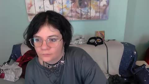 Everly online show from December 21, 2025, 8:43 am