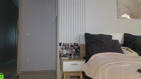 evi_woow online show from February 4, 2025, 6:49 pm