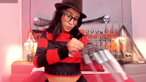 eviegothel_ online show from October 31, 2025, 8:32 pm