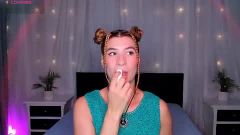 Snapshot of evoletbee chatting on June 17, 2026, 12:29 pm Evolet online show from June 17, 2026, 12:29 pm