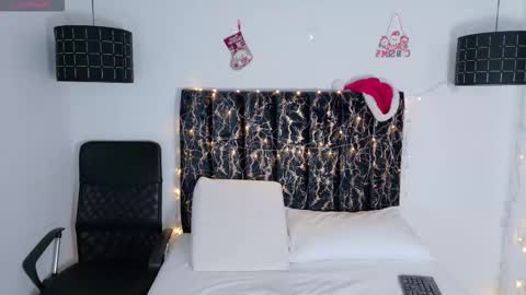 evvaa_moon online show from December 17, 2025, 12:22 pm