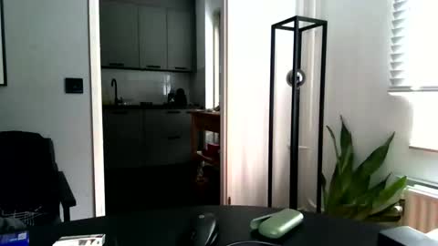 exibist79 online show from December 18, 2025, 9:26 am