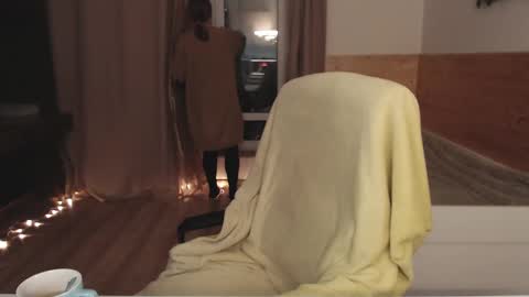 Crystal online show from February 27, 2025, 6:09 pm