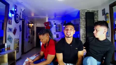 extrangers online show from December 24, 2024, 12:11 pm