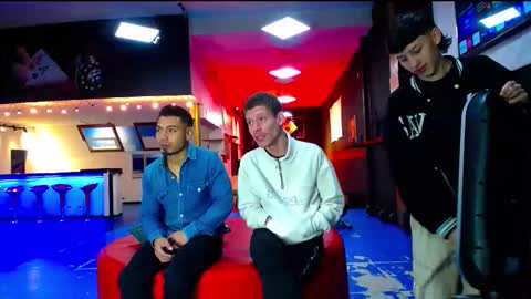 extrangers online show from September 16, 2025, 11:33 am