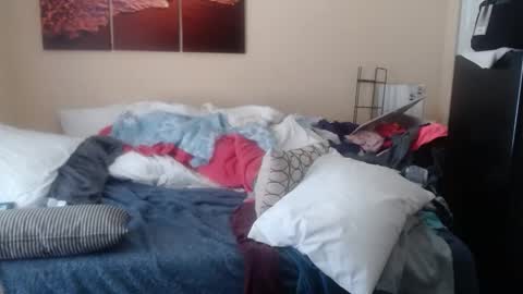 eyeswall0w online show from October 13, 2025, 3:23 pm