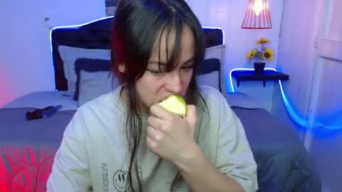 eymmy_24 online show from October 14, 2025, 2:56 am