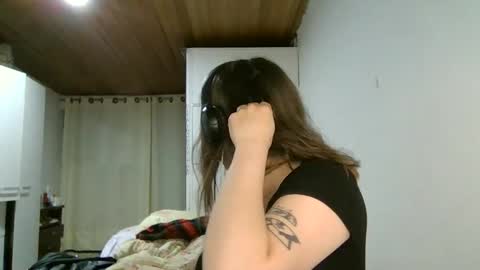 Snapshot of ezlngirl chatting on December 6, 2024, 3:08 am Aimee online show from December 6, 2024, 3:08 am