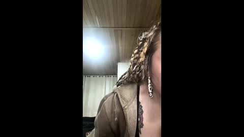 Snapshot of ezlngirl chatting on March 19, 2026, 3:32 am Aimee online show from March 19, 2026, 3:32 am