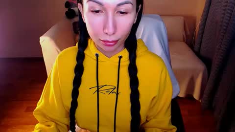 Elli  online show from October 10, 2025, 2:49 pm