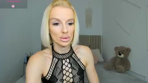 Snapshot of fallen1_angel chatting on July 17, 2026, 11:31 pm Lana online show from July 17, 2026, 11:31 pm