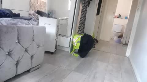 fantasticdeee online show from April 18, 2026, 5:39 pm