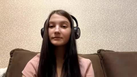 Aurora 18yo online show from October 27, 2025, 8:18 am