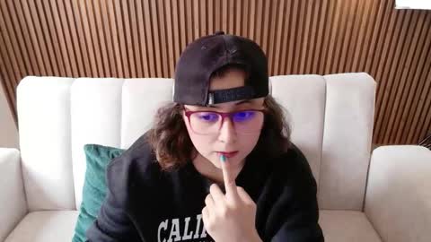 Feelena online show from March 3, 2026, 6:36 pm