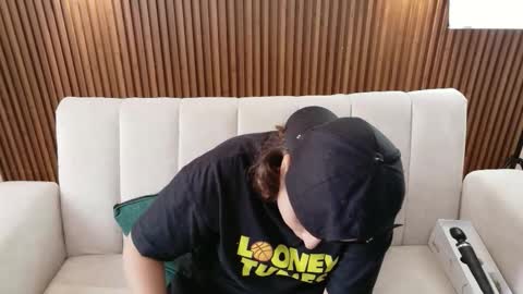 Feelena online show from March 9, 2026, 5:39 pm