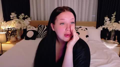 Felicia Herceg online show from November 13, 2025, 7:46 pm