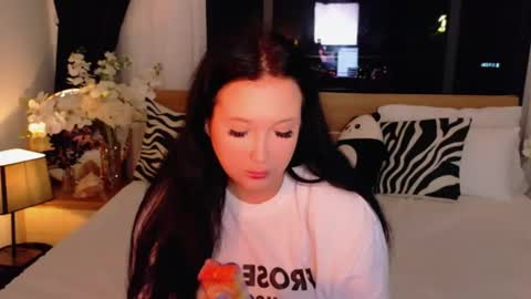 Felicia Herceg online show from November 15, 2025, 7:54 pm