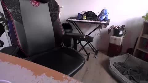 fem_alice_louis_dom online show from April 1, 2026, 6:16 pm