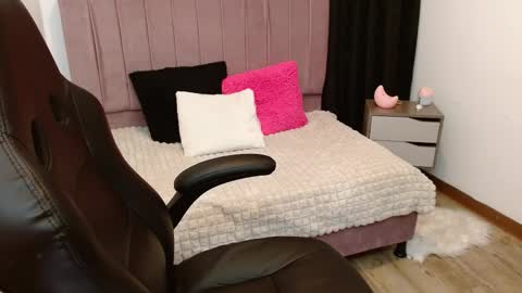 Alejandra online show from March 5, 2025, 5:40 am