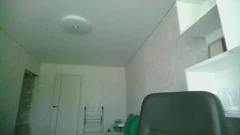 Snapshot of feraliss chatting on May 5, 2026, 9:28 am feraliss online show from May 5, 2026, 9:28 am