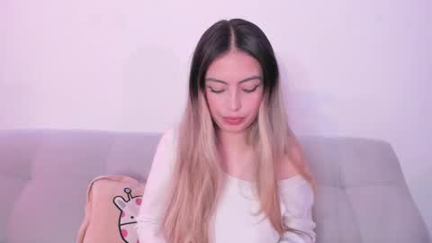 fernanda  online show from April 21, 2026, 2:23 pm