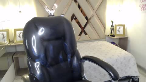 Snapshot of ferphoenix_ chatting on December 30, 2024, 9:48 am FER PHOENIX online show from December 30, 2024, 9:48 am