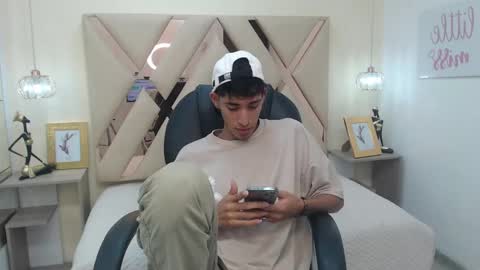 Snapshot of ferphoenix_ chatting on March 6, 2025, 3:35 am FER PHOENIX online show from March 6, 2025, 3:35 am