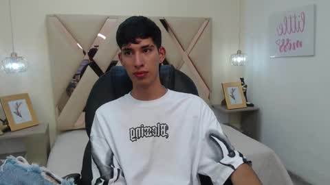 Snapshot of ferphoenix_ chatting on March 9, 2025, 3:54 am FER PHOENIX online show from March 9, 2025, 3:54 am