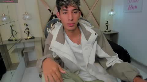 Snapshot of ferphoenix_ chatting on October 15, 2025, 4:01 am FER PHOENIX online show from October 15, 2025, 4:01 am