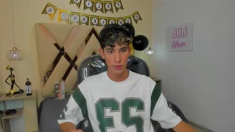 Snapshot of ferphoenix_ chatting on October 19, 2025, 3:29 am FER PHOENIX online show from October 19, 2025, 3:29 am