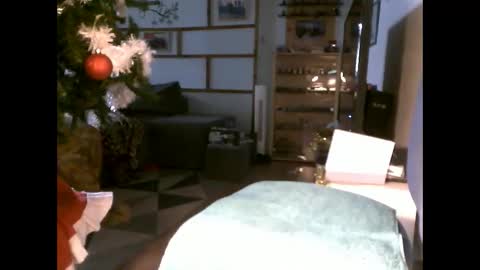 fifi010203 online show from December 5, 2025, 9:40 am