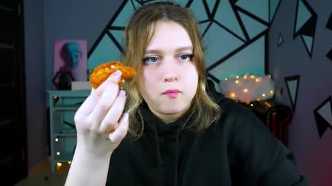 fiora online show from December 28, 2024, 12:03 pm