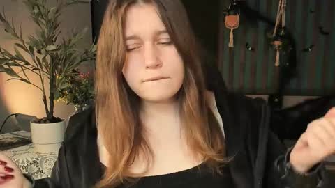 fiora online show from October 19, 2025, 5:19 am