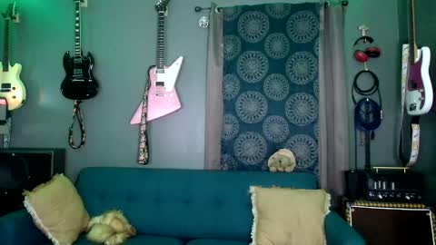 Flannel Dong online show from November 29, 2025, 2:25 am