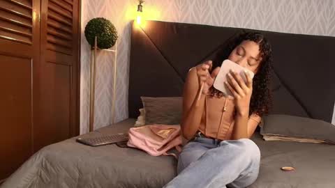 Flavia online show from November 11, 2025, 7:36 pm