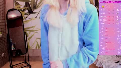 FlexiMona online show from December 13, 2025, 7:53 pm