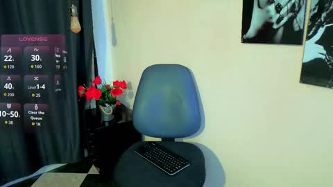 flor_gil online show from December 22, 2025, 6:43 am