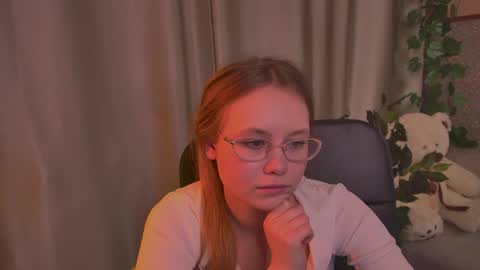 Snapshot of floralarsson chatting on June 5, 2026, 6:52 am hey there guys im Flora no not the one from WInx. But I love magical stuff and especially I love nature. I dont know I thin online show from June 5, 2026, 6:52 am