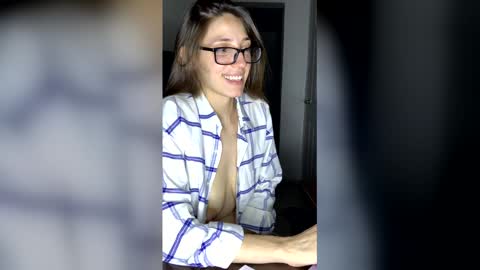 Snapshot of floresfiona chatting on June 5, 2026, 3:24 am floresfiona online show from June 5, 2026, 3:24 am