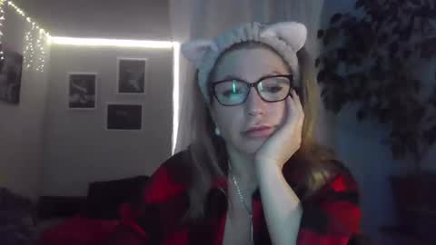 fox_red_lady7 online show from March 1, 2025, 8:21 pm