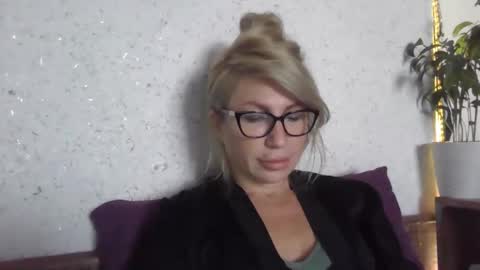 fox_red_lady7 online show from October 26, 2025, 6:41 am