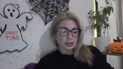 fox_red_lady7 online show from October 28, 2025, 7:38 pm